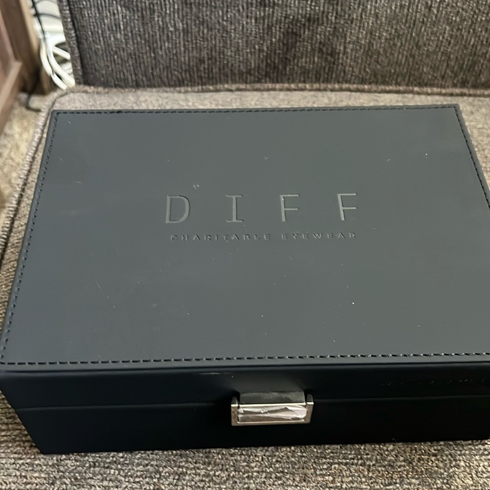 DIFF EYE WEAR EYE CLASS CASE HOLDER 4PC